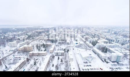 Luftpanorama von Matinkyla Nachbarschaft von Espoo, Finnland. Schneebedeckte Stadt im Winter. Stockfoto