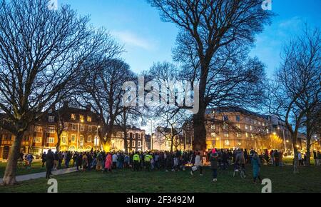 Brighton UK 13th March 2021 - Hunderte von Menschen nehmen an einer Mahnwache bei Kerzenlicht für das Mordopfer Sarah Everard in Brighton an diesem Abend Teil. Rückforderung dieser Straßen Demonstranten versammelten sich in Brighton's Valley Gardens, um an der Mahnwache teilzunehmen, bevor die Polizei begann, sie nach etwa einer halben Stunde zu bewegen: Kredit Simon Dack / Alamy Live News Stockfoto