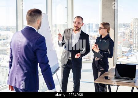 Geschäftsleute treffen sich im Büro und diskutieren gemeinsame Geschäftsprojekte. Konzept der Geschäftspartnerschaft. Stockfoto