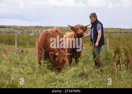 Bäuerin, Lesley Matheson, Highland Cattle, Isle of Lewis, Western Isles, Schottland. VEREINIGTES KÖNIGREICH Stockfoto