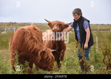 Bäuerin, Lesley Matheson, Highland Cattle, Isle of Lewis, Western Isles, Schottland. VEREINIGTES KÖNIGREICH Stockfoto