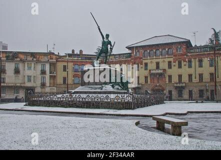 Bronzestatue eines mittelalterlichen Kriegers Symbol der italienischen Unabhängigkeit.Legnano, Metropolstadt von Mailand, Lombardei, Italien. Stockfoto