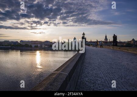 Geographie / Reisen, Tschechien, Karlsbrücke mit Altstädter Brückenturm, UNESCO Weltkulturerbe, Prag, Tschechien, Panorama-Freiheit Stockfoto