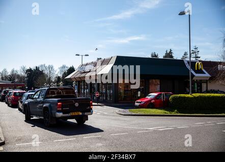 Eine allgemeine Ansicht des Autofahrers, der vor McDonald's ansteht, der nur Take-Away-Bestellungen abgibt und alle Geschäfte landesweit ab 7pm toni schließen wird Stockfoto