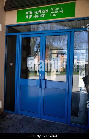 Ein Hinweis, dass das Nuffield Health Chichester Fitness & Wellbeing Gym während der Pandemie Covid-19 mit Regierung und Public Heath England Advic geschlossen ist Stockfoto