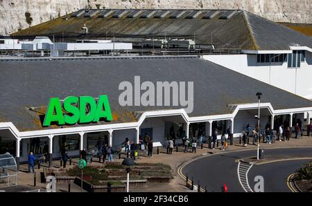 Allgemeiner Blick auf Menschen, die 2 Meter voneinander entfernt vor dem Asda Supermarkt in Brighton Marina Schlange stehen Stockfoto