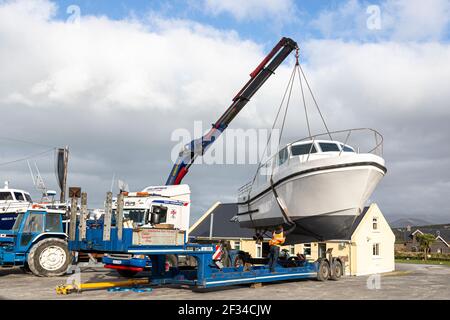 Das Boot wird von Mobile Crane in Boatyard, County Kerry, Irland, gehisst Stockfoto