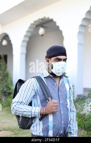 Ein Inder mittleren Alters mit Turban, mit Maske - neues normales Konzept Stockfoto