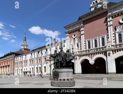 Denkmal für die Gründer der Russischen Eisenbahn am Kasanski Eisenbahnterminal (Autor Salavat Schtscherbakov), Moskau, Russland. Stockfoto