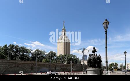 Denkmal für die Gründer der Russischen Eisenbahn am Kasanski Eisenbahnterminal (Autor Salavat Schtscherbakov), Moskau, Russland. Stockfoto