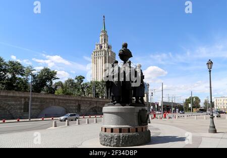 Denkmal für die Gründer der Russischen Eisenbahn am Kasanski Eisenbahnterminal (Autor Salavat Schtscherbakov), Moskau, Russland. Stockfoto