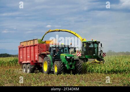 John Deere Traktor Anhänger Mähdrescher bei der Arbeit Deutschland Stockfoto
