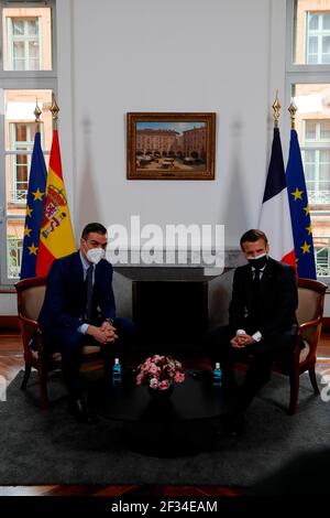 Montauban, Frankreich. März 2021, 15th. Der französische Präsident Emmanuel Macron empfängt den spanischen Premierminister Pedro Sanchez in der Präfektur Tarn-et-Garonne in der französischen Stadt Montauban, wo am Montag der bilaterale Gipfel 26th zwischen den beiden Ländern stattfindet. Nach vier Jahren ohne bilaterale Gipfel treffen sich der spanische Regierungschef und der französische Präsident, um ein Abkommen über die doppelte Staatsbürgerschaft zu unterzeichnen, spanischen Exilanten Tribut zu zollen und die Herausforderungen zu analysieren, vor denen die EU aufgrund der Pandemie steht.Quelle: Jack Abuin/ZUMA Wire/Alamy Live News Stockfoto