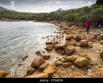 Tourist unter den Felsbrocken und Küstenheide, Waychinicup Inlet, Albany, Western Australia Stockfoto