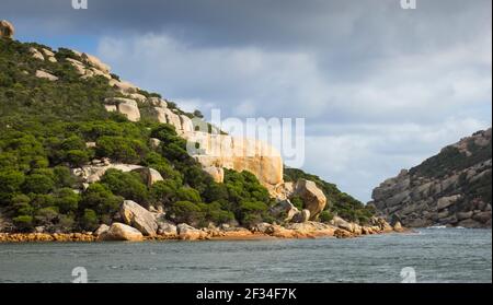 Felsbrocken und Küstenheide, Waychinicup Inlet, Albany, Western Australia Stockfoto