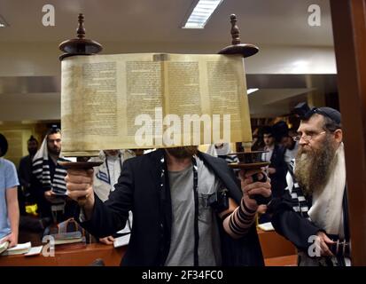 Nach einer Lesung wird eine Tora aufgehoben und der Gemeinde gezeigt. In einer Chabad Synagoge in Brooklyn, New York. Stockfoto