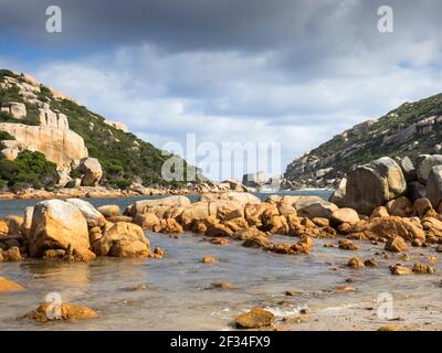 Felsbrocken und Küstenheide, Waychinicup Inlet, Albany, Western Australia Stockfoto