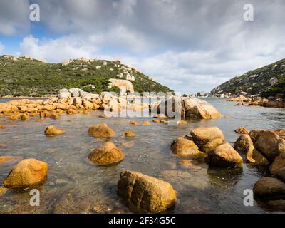 Felsbrocken und Küstenheide, Waychinicup Inlet, Albany, Western Australia Stockfoto