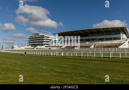 Allgemeine Ansicht der Epsom Racecourse, die den Coronation Cup im Juni am 5-6. Juni ausrichten könnte, wenn die britischen Rennen die grünes Licht für die Wiederaufnahme erhalten Stockfoto