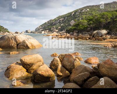 Felsbrocken und Küstenheide, Waychinicup Inlet, Albany, Western Australia Stockfoto