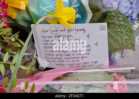 Botschaften und Blumen in Clapham Common in Tribut zu platziert Sarah Everard Stockfoto