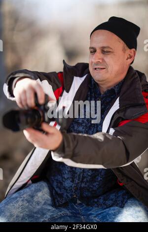 Professioneller Fotograf, der zwischen Industrieruinen fotografiert Stockfoto