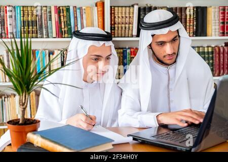 Zwei arabische Geschäftsleute diskutieren gemeinsam über Geschäfte Stockfoto