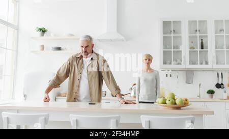 Verärgerliches Paar nach Streit und Schuld, verärgert Ehemann und verärgerte Frau, schlechte Ehe Beziehung Stockfoto