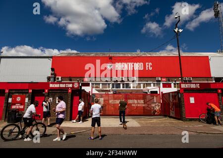 Brentford FC Fans vor dem Boden im Griffin Park. Das wäre das letzte Ligaspiel gegen Barnsley nach der Verschiebung im Fußball gewesen Stockfoto