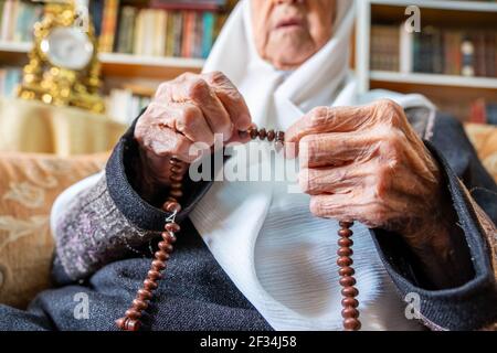 Arabischer muslimischer Mann, der mit Rosenkranz für gott betet Stockfoto
