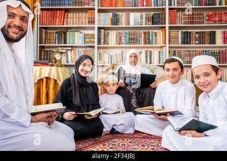 Glückliche arabische Familie Lesen und Lernen Quraan während ramadan Stockfoto