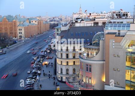 Nachtansicht der Moskau von einem hohen Punkt (eine Aussichtsplattform auf dem Gebäude des zentralen Kinderhauses), Russland -- eröffnet im April 2015 achtern Stockfoto