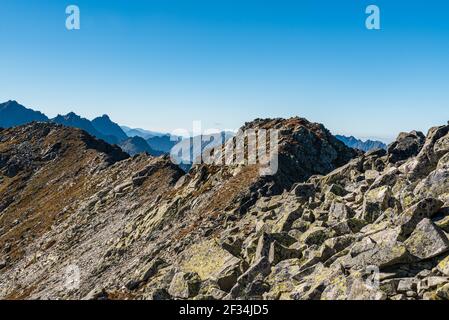 Blick vom Svistovy Stit Berggipfel oberhalb der Zbojnicka chata Hütte In Vysoke Tatry Berge in der Slowakei Stockfoto