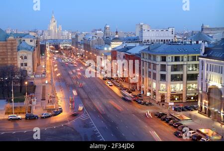 Nachtansicht der Moskau von einem hohen Punkt (eine Aussichtsplattform auf dem Gebäude des zentralen Kinderhauses), Russland -- eröffnet im April 2015 achtern Stockfoto