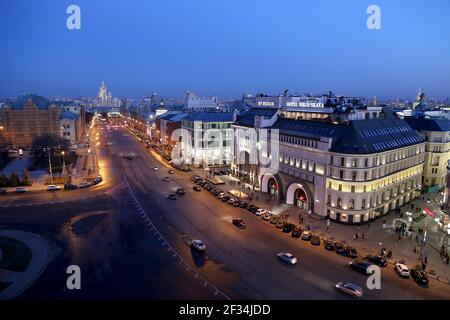 Nachtansicht der Moskau von einem hohen Punkt (eine Aussichtsplattform auf dem Gebäude des zentralen Kinderhauses), Russland -- eröffnet im April 2015 achtern Stockfoto