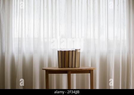 Hardcover-Bücher übereinander auf einem Schreibtisch gestapelt, Material studieren Stockfoto