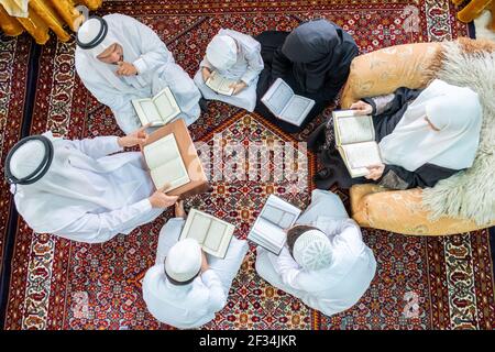 Glückliche arabische Familie Lesen und Lernen Quraan während ramadan Stockfoto