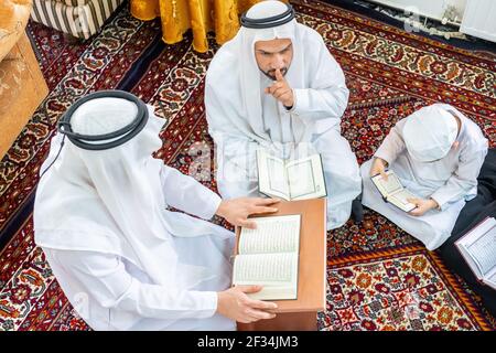 Glückliche arabische Familie Lesen und Lernen Quraan während ramadan Stockfoto