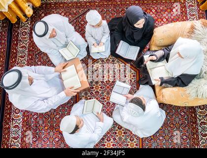 Glückliche arabische Familie Lesen und Lernen Quraan während ramadan Stockfoto