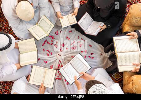 Glückliche arabische Familie Lesen und Lernen Quraan während ramadan Stockfoto