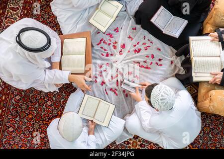 Glückliche arabische Familie Lesen und Lernen Quraan während ramadan Stockfoto