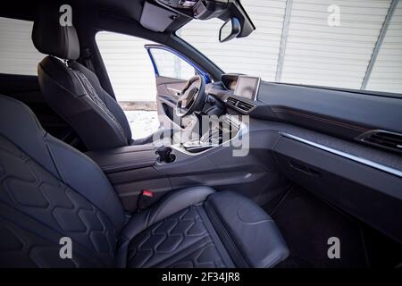 Fahrersitz in Premium-Auto. Leer dunkel modern Auto Innenraum Vordersitz Stockfoto