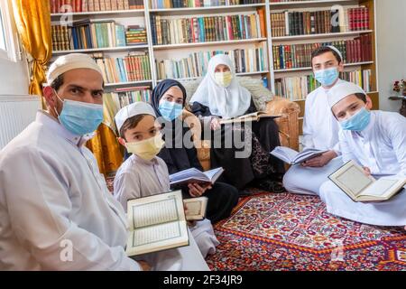 Glückliche arabische Familie Lesen und Lernen Quraan während ramadan Stockfoto