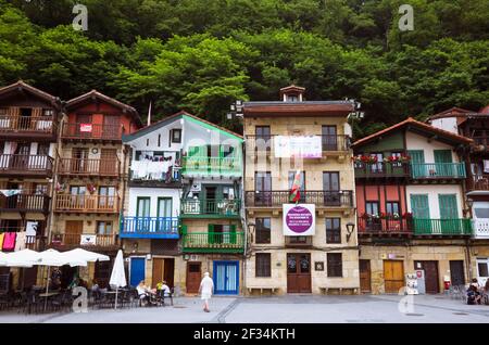 Pasajes, Gipuzkoa, Baskenland, Spanien - 17. Juli 2019 : farbenfrohe Fischerhäuser auf dem Santiago-Platz von Pasajes de San Juan. Rathaus und in Stockfoto