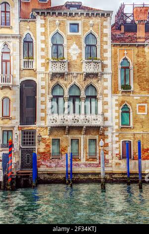 Venezianische Spitze. Der Contarini Fasan Palast mit Blick auf den Canale Grande. Erbaut zwischen 1470 und 1480 im venezianischen gotischen Stil, hat dieser Palast eine spl Stockfoto