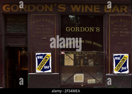 Gordon's, die als älteste Weinbar Londons bekannt ist, wurde 1890 gegründet und ist in stimmungsvollen unterirdischen Räumen untergebracht, die eines der typischen Londoner Erlebnisse bieten. Gordon's Wine Bar, Villiers Street, London, Großbritannien. August 2011, 29 Stockfoto