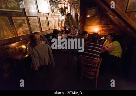 Gordon's, die als älteste Weinbar Londons bekannt ist, wurde 1890 gegründet und ist in stimmungsvollen unterirdischen Räumen untergebracht, die eines der typischen Londoner Erlebnisse bieten. Gordon's Wine Bar, Villiers Street, London, Großbritannien. August 2011, 29 Stockfoto