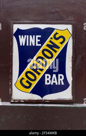 Gordon's, die als älteste Weinbar Londons bekannt ist, wurde 1890 gegründet und ist in stimmungsvollen unterirdischen Räumen untergebracht, die eines der typischen Londoner Erlebnisse bieten. Gordon's Wine Bar, Villiers Street, London, Großbritannien. August 2011, 29 Stockfoto