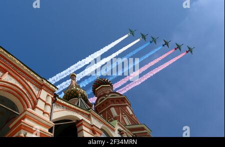 Russische Militärflugzeuge fliegen in Formation über Moskau während des Siegestages Parade, Russland. Feier des 70th. Jahrestages des Siegestages (1. Weltkrieg Stockfoto