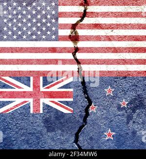 Eine Überlagerung der amerikanischen und neuseeländischen Flaggen auf einem verwitterten rissenen Wandhintergrund. USA versus Neuseeland Konzept Stockfoto